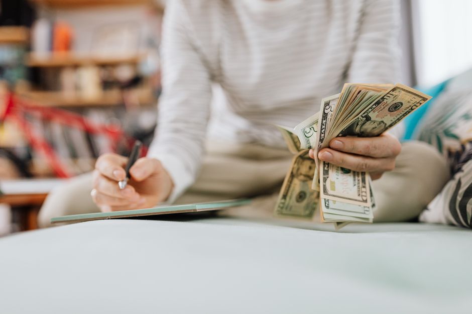 Ahorrar dinero sueldo mínimo: Guía práctica LATAM