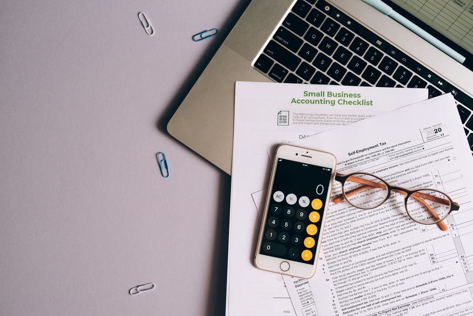 Emprender con poco dinero: ideas que funcionan (sin vueltas, como en la cocina)